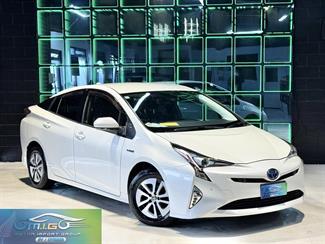 2016 Toyota Prius - Thumbnail