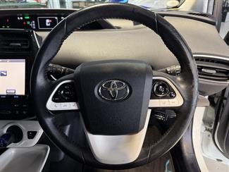 2016 Toyota Prius - Thumbnail