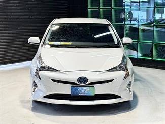 2016 Toyota Prius - Thumbnail