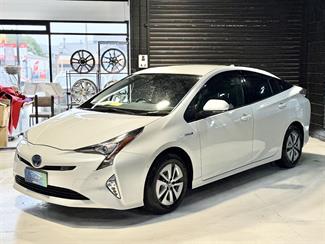 2016 Toyota Prius - Thumbnail