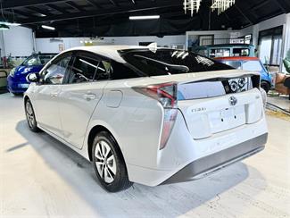 2016 Toyota Prius - Thumbnail