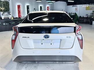 2016 Toyota Prius - Thumbnail