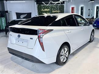 2016 Toyota Prius - Thumbnail