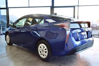 2016 Toyota Prius - Thumbnail