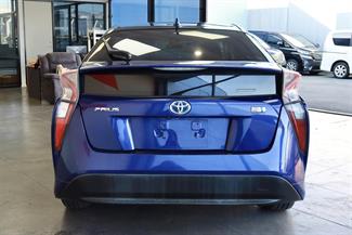 2016 Toyota Prius - Thumbnail