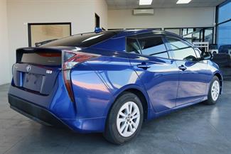 2016 Toyota Prius - Thumbnail