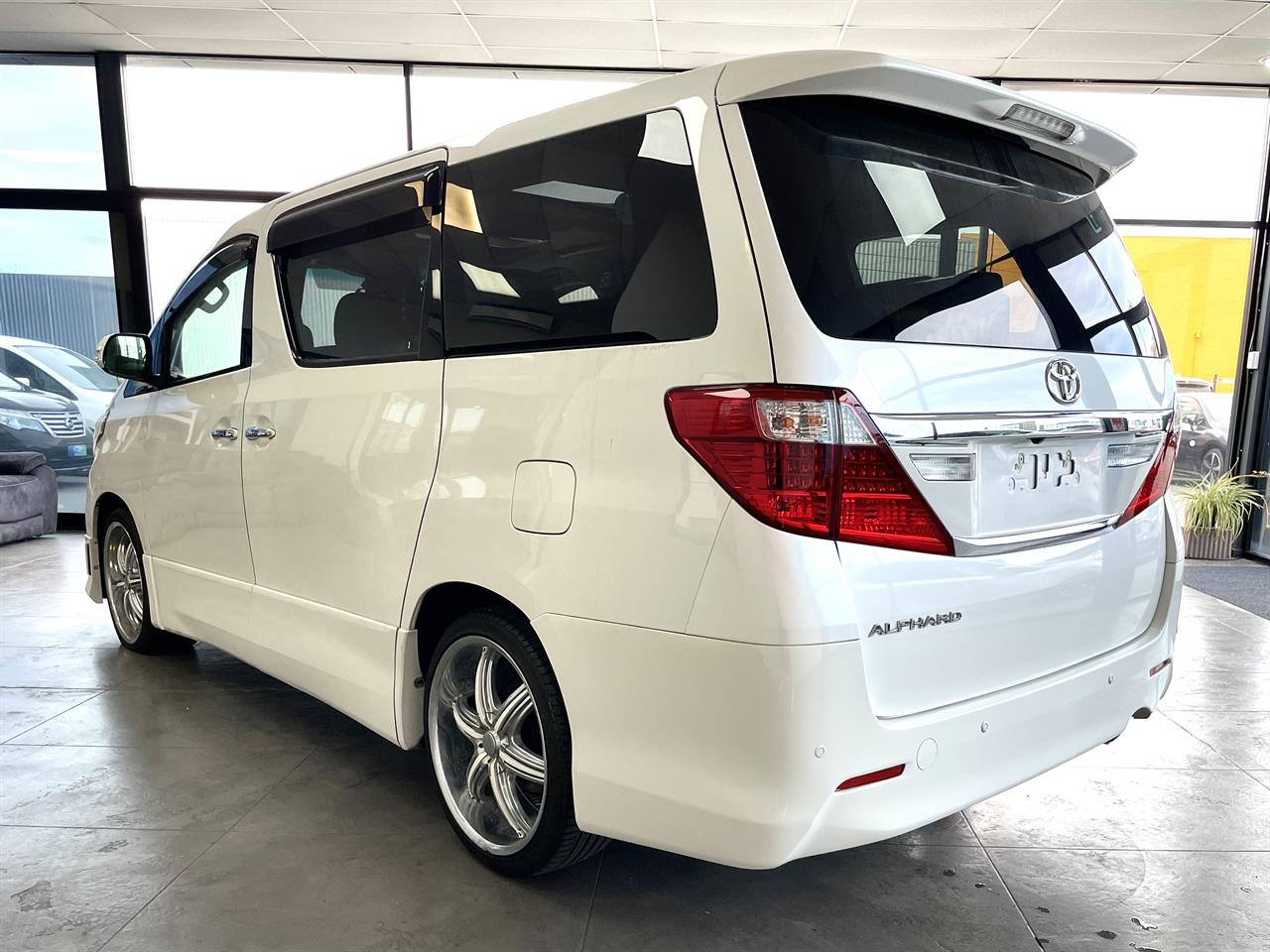 2013 Toyota Alphard