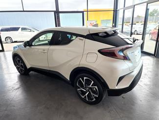 2017 Toyota C-HR - Thumbnail