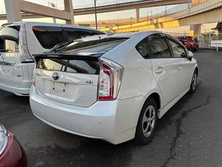 2015 Toyota Prius - Thumbnail